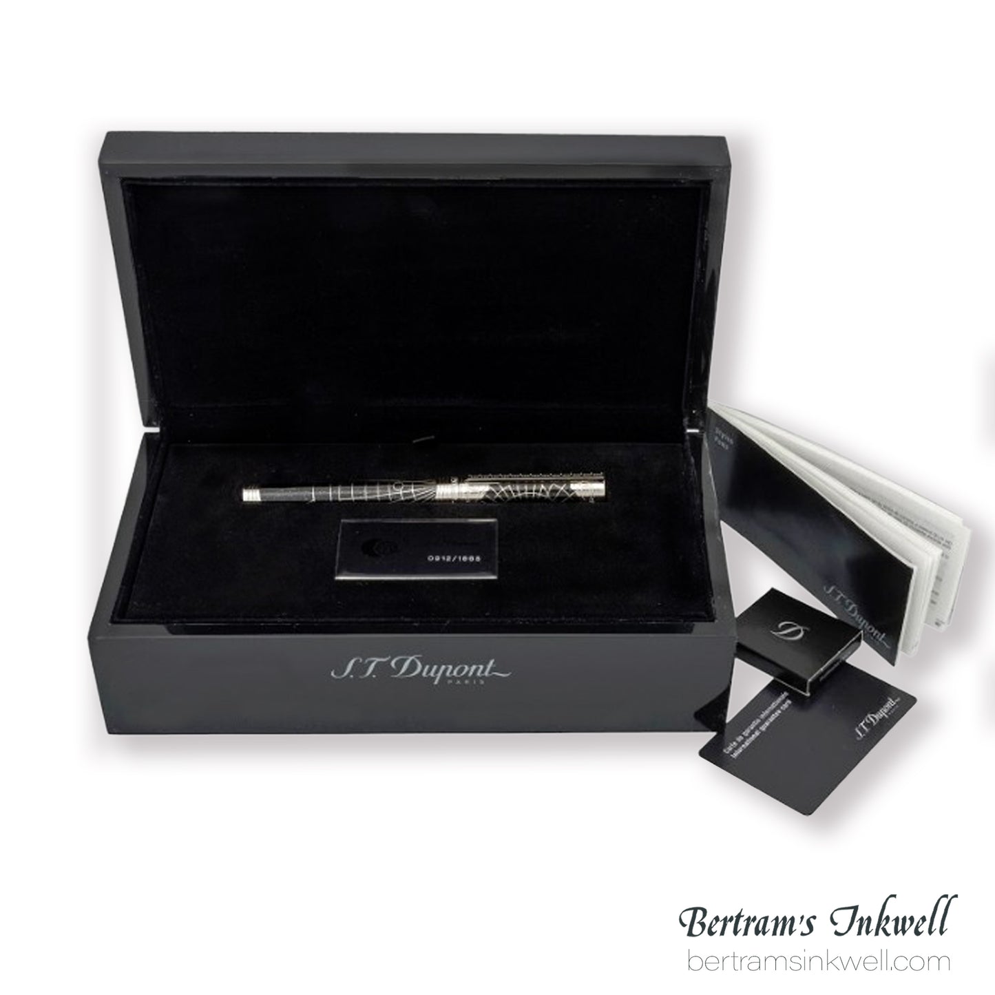 S.T. Dupont Neo Classique Shoot the Moon Fountain Pen 141031, 2015