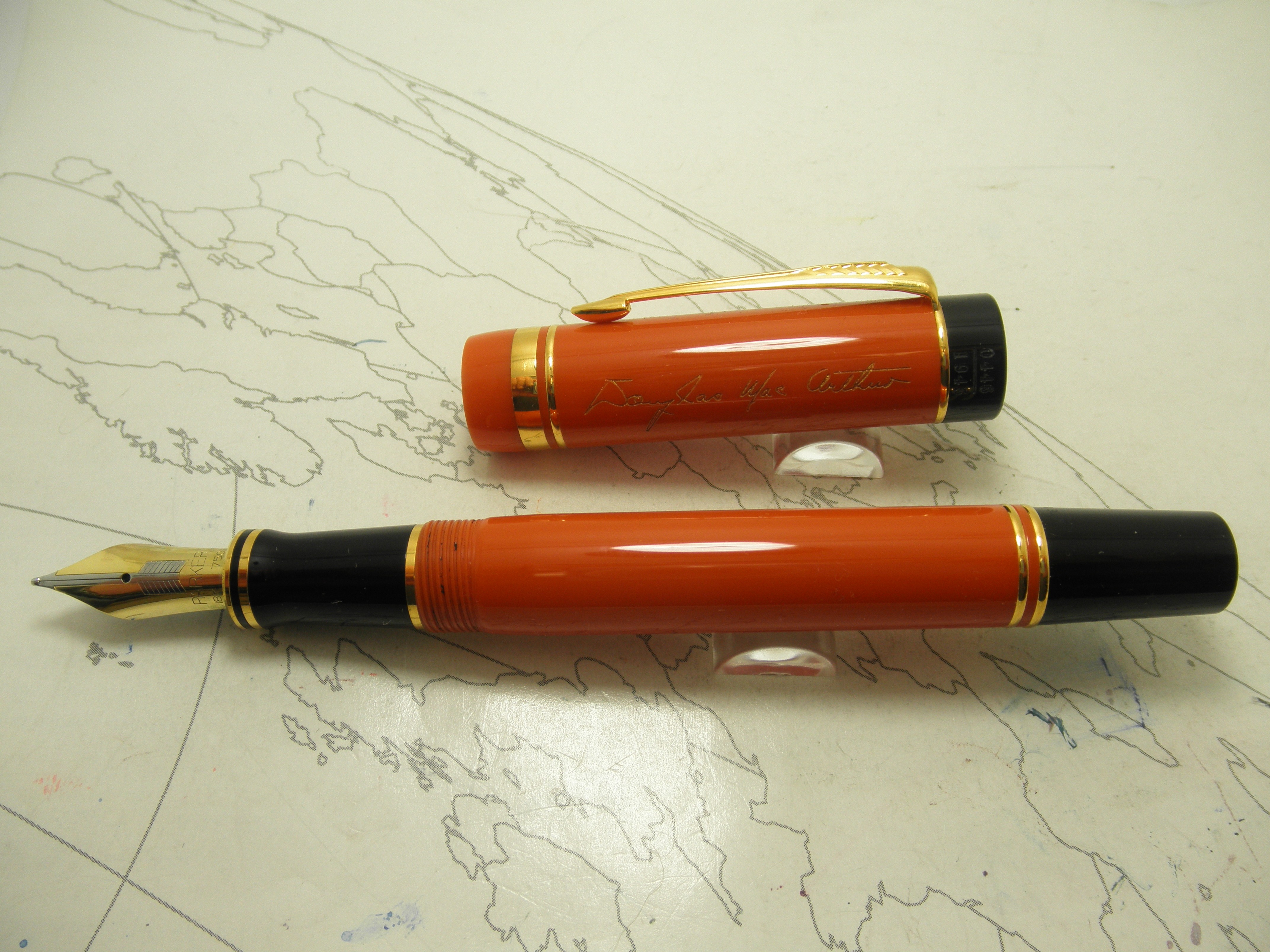 van Haven Verpersoonlijking Parker Duofold Douglas Mcarthur Limited Edition Centennial Orange Fountain  Pen - Bertram's Inkwell